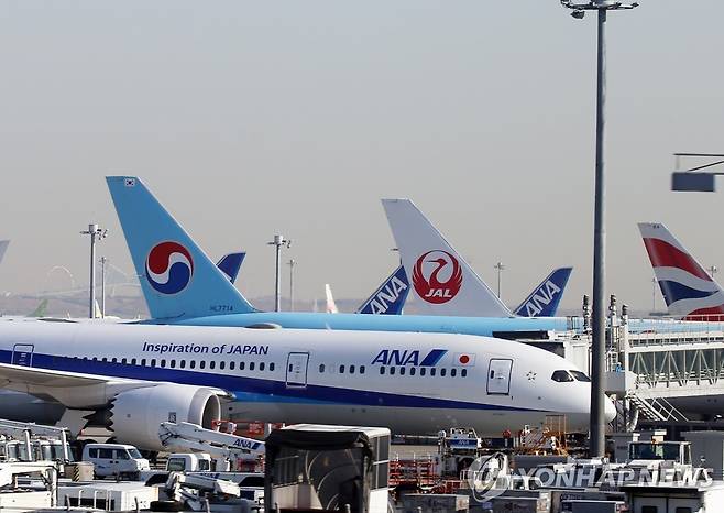 하네다 공항에 대기 중인 한일 양국 항공기 [연합뉴스 자료사진]