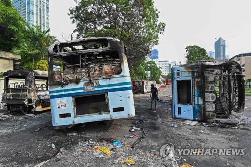 시위로 전소된 스리랑카 콜롬보의 버스. [AFP 연합뉴스 자료사진. 재판매 및 DB 금지]