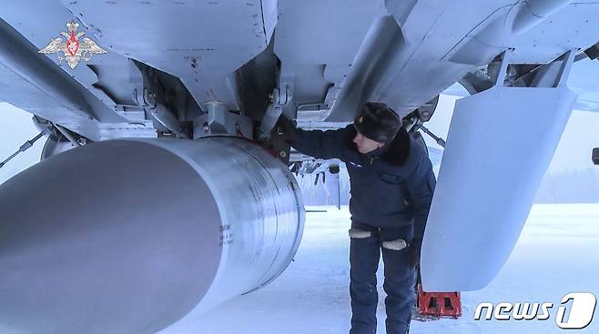지난 2월19일(현지시간) 러시아 국방부가 공개한 킨잘 극초음속 미사일을 탑재한 미그-31(MIG-31)전투기. 2022.02.19/뉴스1 © AFP=뉴스1 © News1 김민수 기자