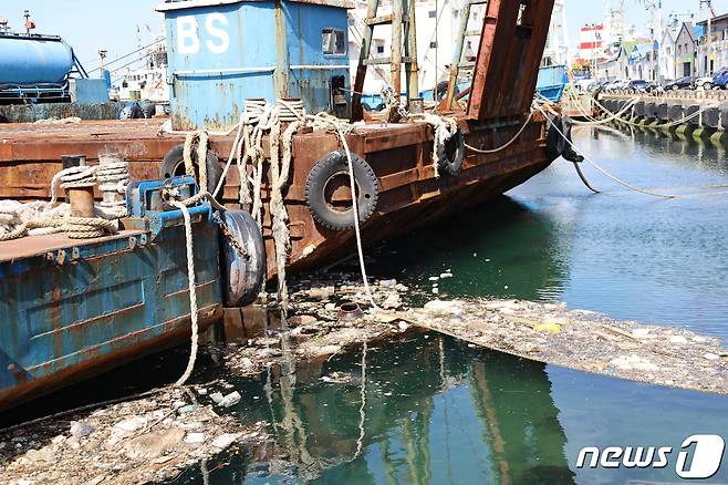 부산 영도구 봉래동 물량장에 정박된 선박들 사이로 해양쓰레기가  떠다니고 있다.2022.5.12.© 뉴스1 손연우기자