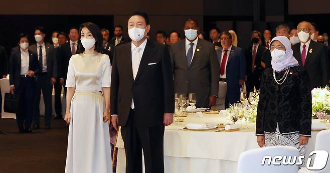 윤석열 대통령과 김건희 여사가 지난 10일 오후 서울 중구 신라호텔에서 열린 외빈 초청만찬에 참석하고 있다. (대통령실사진기자단) 2022.5.10/뉴스1 © News1 오대일 기자