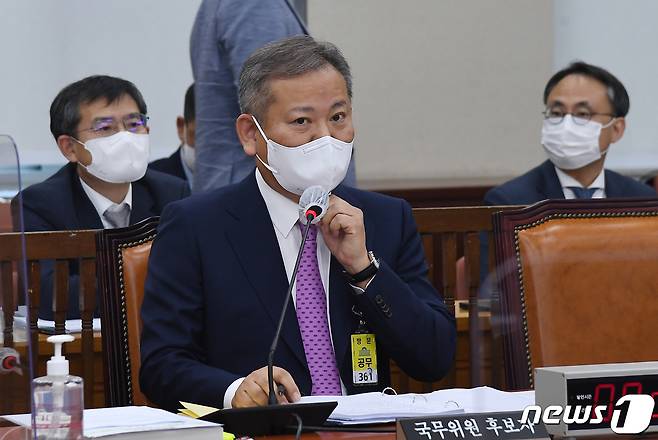 이상민 행정안전부 장관 후보자가 3일 서울 여의도 국회에서 열린 행정안전위원회 인사청문회에서 마스크를 만지고 있다. (공동취재) 2022.5.3/뉴스1 © News1 이재명 기자