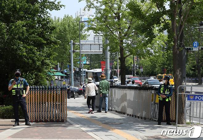 12일 오후 서울 용산구 이촌역 인근 대통령실 출입구(미군기지 13번 게이트)에 바리케이드가 설치되어 있다. 2022.5.12/뉴스1 © News1 신웅수 기자