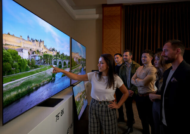 5월 11일(현지시간) 영국 런던 로얄가든 호텔에서 개최된 삼성전자 유럽 테크세미나에서 참석자들이 2022년형 네오 QLED 8K를 살펴보고 있다.(사진=삼성전자)