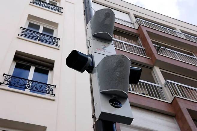 프랑스 파리 시내에 설치된 소음 탐지 단속기 ‘하이드라 사운드 레이더’. 3대의 특수 카메라와 8개의 마이크가 설치돼 일정 수준 이상의 소음을 발생시키는 차량과 오토바이 번호판을 판독한다. /로이터