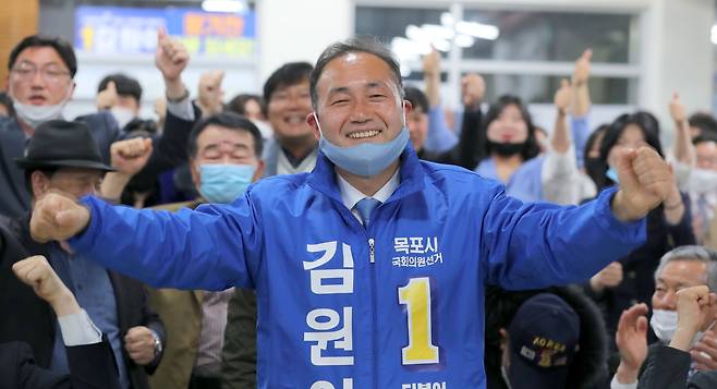 2020년 4월 15일 더불어민주당 김원이 후보가 당선이 유력시 되자 지지자들과 환호하고 있다. /조선DB