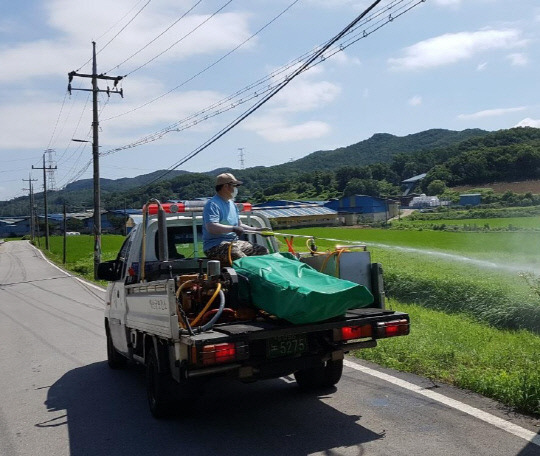 예산군이 각종 해충으로부터 안전하고 건강한 예산을 만들기 위해 연막소독, 잔류소독, 친환경 해충퇴치기를 설치 운영하는 등 집중적인 방역을 실시한다.사진=예산군 제공