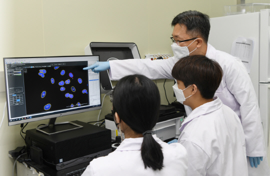 한국표준과학연구원 연구진이 세포를 발암물질에 노출 후 DNA 손상을 확인하고 있다. 사진=한국표준과학연구원 제공