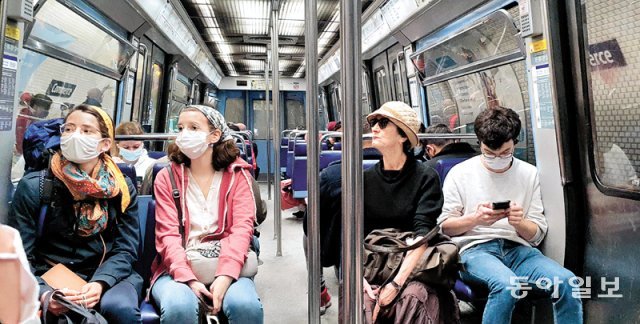 9일(현지 시간) 프랑스 파리 지하철 8호선의 한 객차 내부 모습. 앞줄에 앉은 승객 4명 중 3명은 마스크를 썼지만 한 명은 
쓰지 않았다. 프랑스 정부는 올해 3월 14일부터 대중교통을 제외한 모든 실내에서의 마스크 착용 의무를 해제했지만 일부 시민은 
대중교통에서조차 마스크를 쓰지 않고 있다. 유럽 각국이 속속 방역 규제를 철폐하고 있는 가운데 일각에서는 코로나19 재유행과 
후유증을 우려하고 있다. 파리=김윤종 특파원 zozo@donga.com