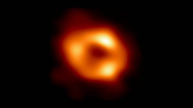 한국을 포함해 미국, 유럽, 일본, 남미, 아프리카 등의 연구자로 구성된 ‘사건지평선망원경(EHT·Event Horizon Telescope)’ 국제공동연구팀은 12일 우리은하 중심에 위치한 초대질량 블랙홀 궁수자리 A 영상을 발표했다. EHT 제공