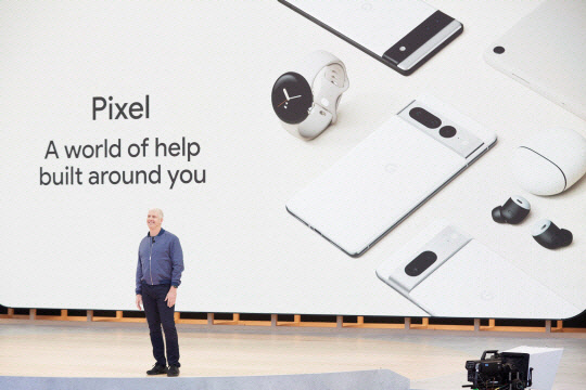 릭 오스텔로 구글 디바이스 수석부사장이 11일(현지시간) 미국 캘리포니아 마운틴뷰 구글 캠퍼스에서 열린 구글 연례개발자회의에서 픽셀 하드웨어를 소개하고 있다. 구글 제공