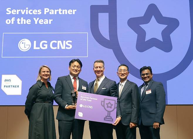 왼쪽 두번째부터 김태훈 LG CNS 클라우드사업부장 상무, 필 데이비스 AWS 아시아태평양 및 일본 대표, 함기호 AWS코리아 대표