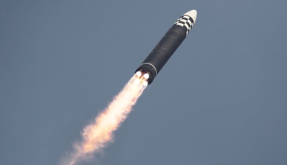 (평양 노동신문=뉴스1)=북한 대륙간탄도미사일(ICBM) '화성-17형'. 사진=뉴스1