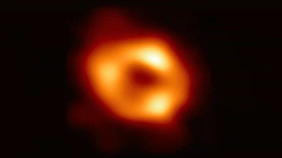 궁수자리 A 블랙홀 이미지. 중심의 검은 부분은 블랙홀(사건의 지평선)과 블랙홀을 포함하는 그림자이고, 고리의 빛나는 부분은 블랙홀의 중력에 의해 휘어진 빛이다. EHT 제공