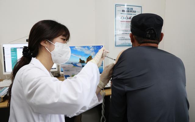 60세 이상 사전예약자에 대한 코로나19 4차 예방접종이 시작된 지난달 25일 서울 강서구 부민병원에서 한 시민이 백신을 접종하고 있다. 사진공동취재단