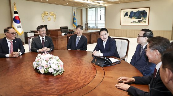 윤석열 대통령이 10일 서울 용산에 새로 마련된 대통령 집무실에서 김대기 비서실장을 비롯한 참모들과 이야기를 나누고 있다. 강정현 기자