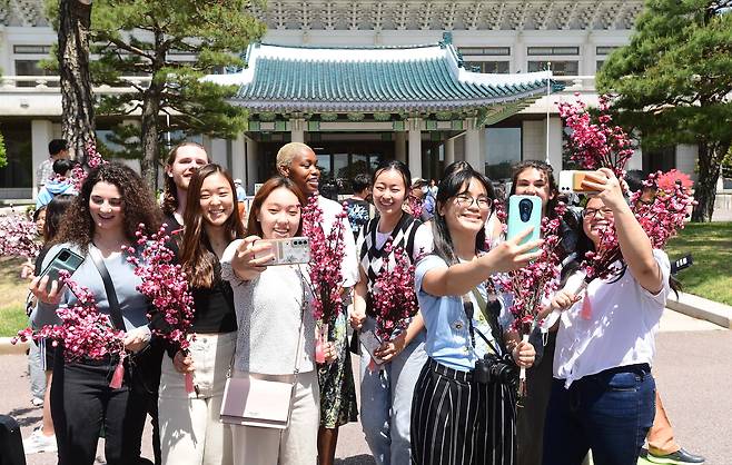 윤석열 정부 출범에 맞춰 청와대 국민 개방 기념행사가 열린 10일 서울 종로구 청와대 본관에서 국민대표 74인 중 연세대 교환학생들이 기념촬영을 하고 있다. 김상선 기자