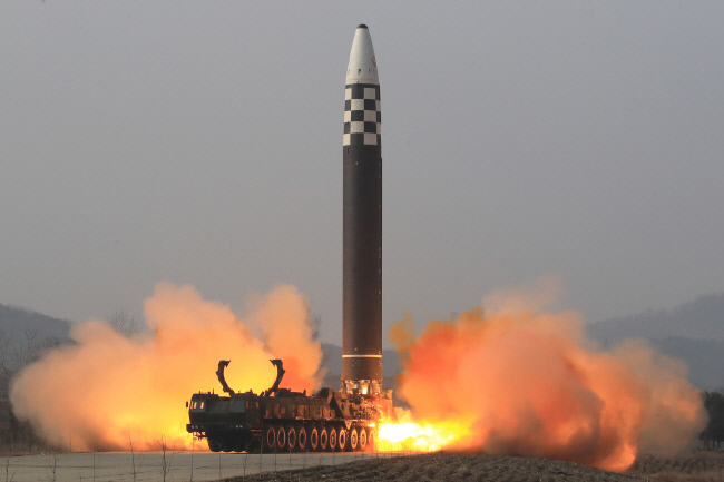 북한이 지난달 24일 신형 대륙간탄도미사일(ICBM) ‘화성포-17’형 시험발사를 단행했다고 밝혔다. 조선중앙통신