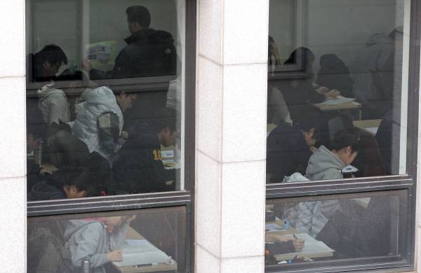변호사시험에 응시 중인 학생들. 연합뉴스
