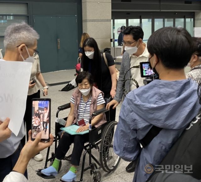고려인 출신 우크라이나 난민 스베플라나씨가 12일 휠체어를 탄 채 인천국제공항 입국장을 빠져나오고 있다.