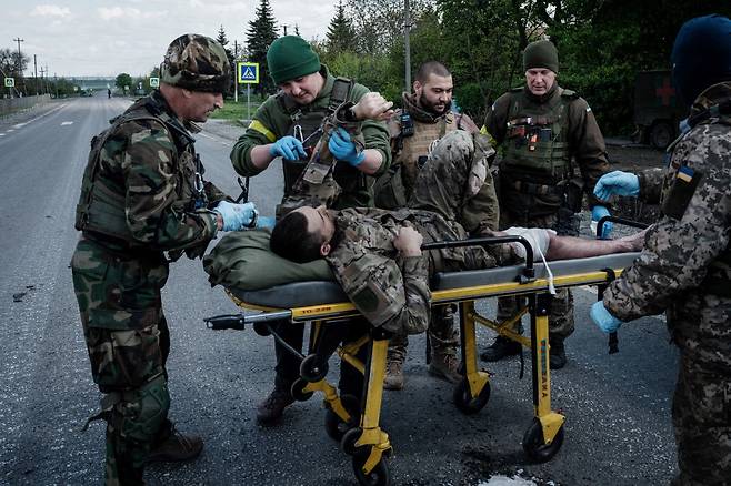 우크라이나 동부 리시찬스크에서 러시아군의 공세에 부상을 입은 우크라군이 호송되고 있다. /ⓒ AFP=뉴스1