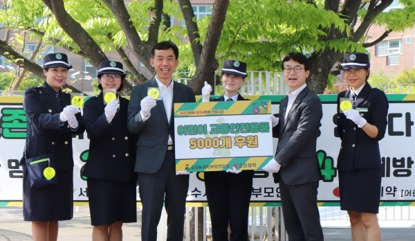 조아제약이 최근 서울 강남구에 위치한 포이초등학교에서 교통안전 물품을 후원하는 전달식을 가졌다. (사진=조아제약 제공) *재판매 및 DB 금지
