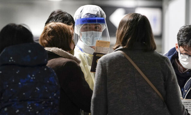 일본 나리타공항에 입국한 외국인 승객들이 입국 검역 절차를 밟고 있는 모습. EPA연합뉴스