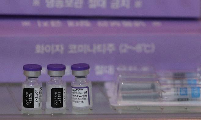 지난 11일 서울의 한 신속항원검사 병원 냉장고에 보관 중인 코로나19 백신의 모습. 뉴스1