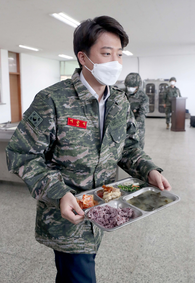 이준석 국민의힘 대표가 11일 인천 옹진군 백령도 해병대 제6여단에서 장병들과 함께 식사하기 전 식판을 들고 이동하고 있다. 성형주 기자