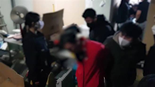 불법 도박장 현장 급습한 경찰  (수원=연합뉴스) 지난 1일 새벽 경기남부경찰청 국제범죄수사계가 베트남인들이 운영하는 불법 도박장을 급습한 모습. [경기남부경찰청 제공. 재판매 및 DB 금지]