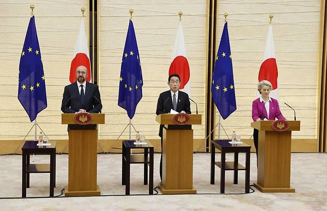 EU·일본 정상회담 후 공동기자회견 장면 (도쿄 교도=연합뉴스)