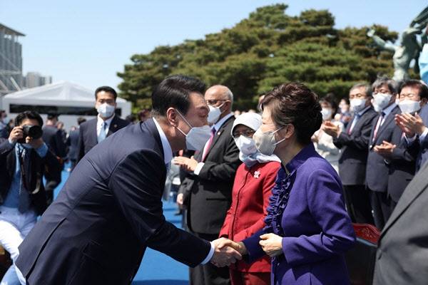 지난 10일 서울 여의도 국회 앞마당에서 열린 제20대 대통령 취임식에서 악수하는 윤 대통령(왼쪽)과 박 전 대통령 모습 (사진=뉴스1)