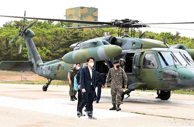 [국회사진취재단] 이준석 국민의힘 대표가 11일 인천 옹진군 백령도 해병대 제6여단을 방문하고 있다.