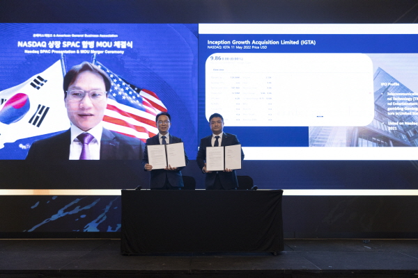 온페이스게임즈의 김민석 대표와 미국연합상업협회 한국지부 박찬윤 총재가 MOU협약서에 서명했다.