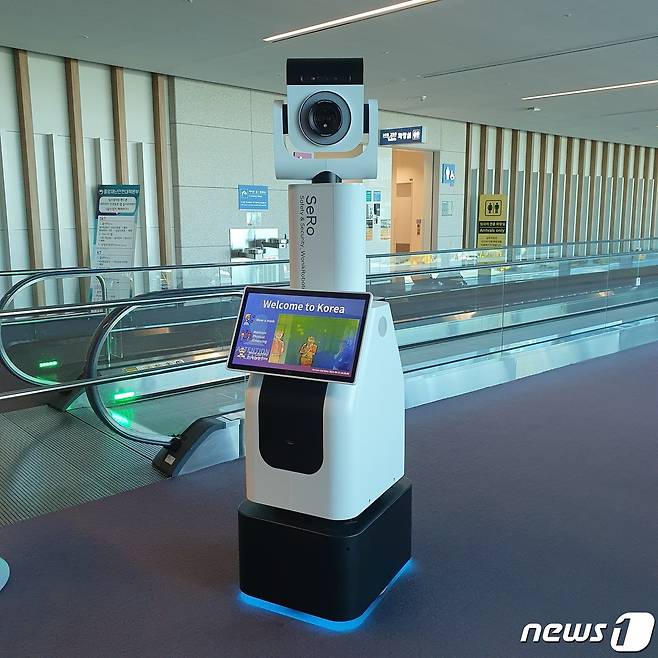 인천공항 제2여객터미널에서 운영 중인 방역안내로봇의 모습(사진은 기사 내용과 직접적인 관련이 없음). 2021.7.5/뉴스1
