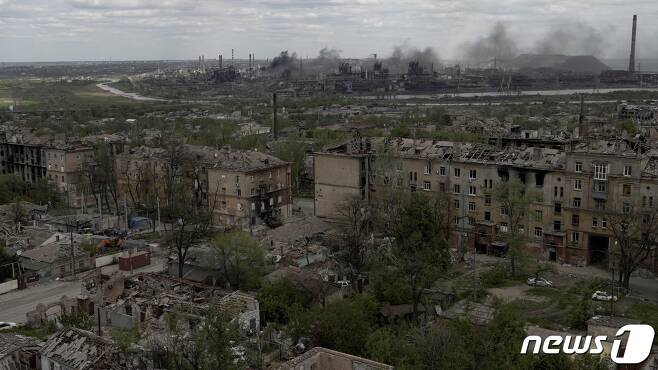 10일 (현지시간) 우크라이나 마리우폴의 아조우스탈 제철소와 시가지가 러시아 군의 포격을 받아 연기가 솟아오르고 있다. © AFP=뉴스1 © News1 우동명 기자