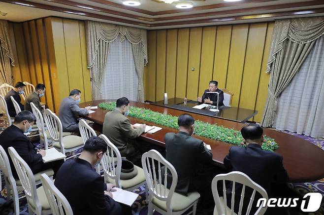 (평양 노동신문=뉴스1) = 김정은 북한 조선노동당 총비서가 12일 국가비상방역사령부를 방문했다. [국내에서만 사용가능. . DB 금지. For Use Only in the Republic of Korea. Redistribution Prohibited] rodongphoto@news1.kr