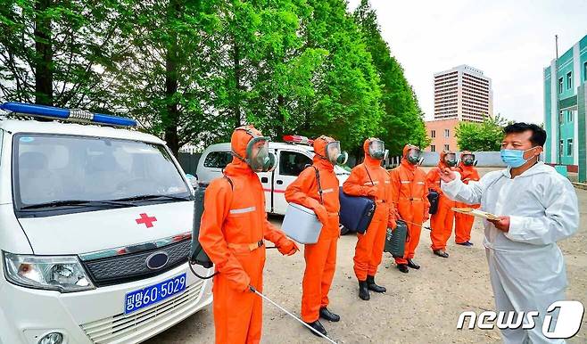 (평양 노동신문=뉴스1) = 북한이 신종 코로나바이러스 감염증(코로나19) 확진자 발생으로 국가방역체계를 '최대비상방역체계'로 이행하고 있다고 13일 밝혔다. [국내에서만 사용가능. . DB 금지. For Use Only in the Republic of Korea. Redistribution Prohibited] rodongphoto@news1.kr