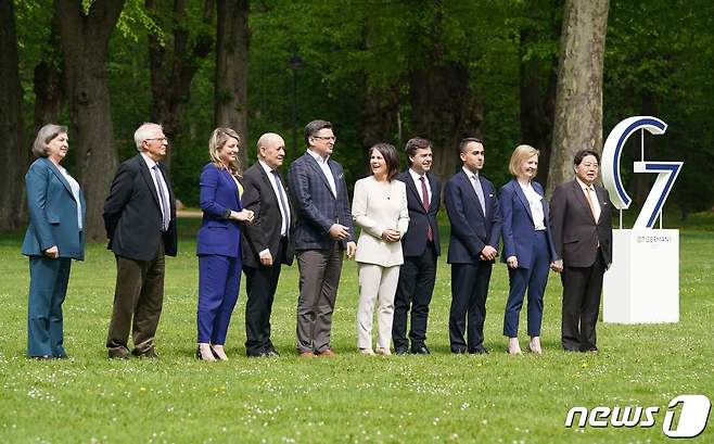 주요 7개국(G7) 외무장관회의에서 단체사진을 찍고 있는 모습. 2022.05.13/뉴스1 © AFP=뉴스1 © News1 김민수 기자