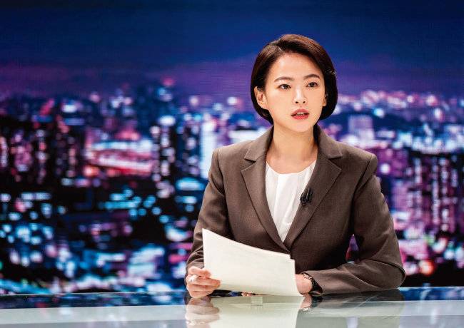 천우희는 영화 ‘앵커’에서 강박과 불안에 시달리는 앵커, 세라 역을 맡았다.