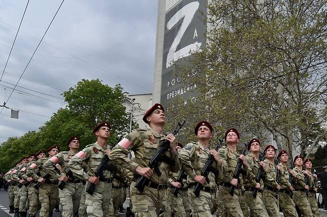 지난 5일 푸틴의 직할 부대인 러시아 연방 국가근위대원들이 크림반도의 세바스토폴에서 러시아군의 상징이 된 대형 Z자 밑을 지나며 행진하고 있다. 그러나 적지 않은 근위대원들은 자신들이 우크라이나 '특별군사작전'에 투입된 것에 불만을 갖고 있다고 한다./AP 연합뉴스