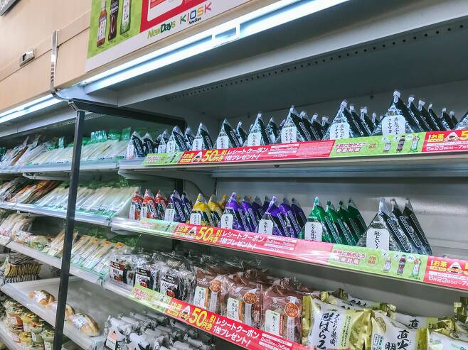 일본에 있는 한 편의점의 식품코너. /트위터 캡처
