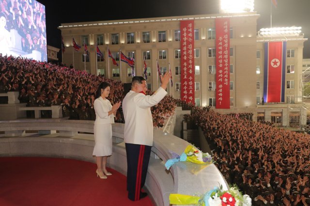 북한이 지난달 25일 ‘조선인민혁명군’ 창건 90주년을 경축하며 평양 김일성 광장에서 열병식을 진행했다. (평양 노동신문=뉴스1)