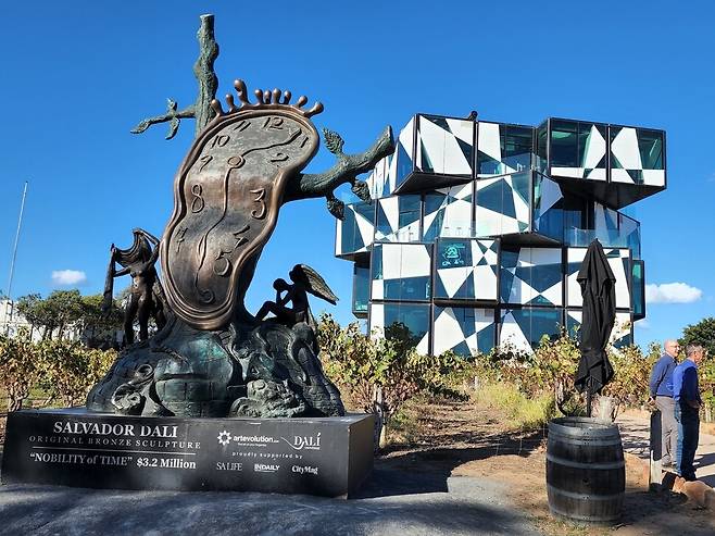 퍼즐 모양의 다렌버그의 와이너리 건물. 입구 쪽에 살바도르 달리의 작품이 있다. 허윤희 기자