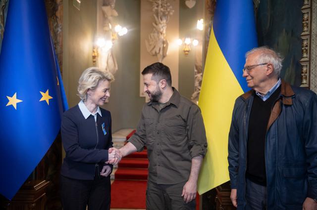 지난달 8일 우크라이나 수도 키이우에서 볼로디미르 젤렌스키(가운데) 우크라이나 대통령이 우르줄라 폰데어라이엔(왼쪽) 유럽연합(EU) 집행위원장과 악수를 나누고 있다. 오른쪽은 호세프 보렐 EU 외교·안보정책 고위 대표. 키이우=EPA 연합뉴스