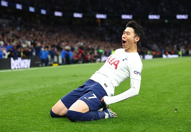 손흥민이 아스널과 북런던 더비에서 쐐기골을 터트린 뒤 무릎 슬라이딩 세리머니를 하고 있다. [로이터=연합뉴스]