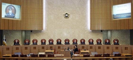 김명수 대법원장 등 대법관들이 지난 4월 21일 오후 서울 서초구 대법원 대법정에서 열린 전원합의체 선고를 앞두고 배석해 있다. 뉴스1