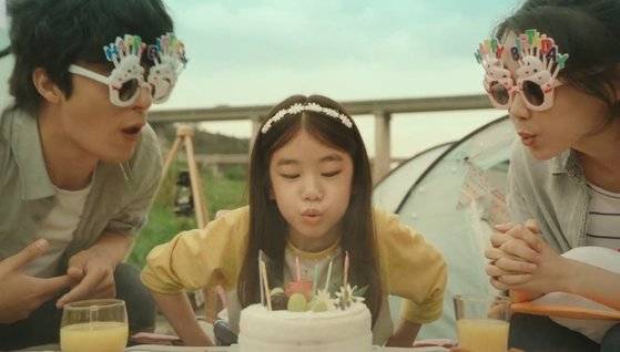 티빙 '괴이'는 귀신이 씌인 불상을 본 뒤 마을 사람 전체가 환각으로 지옥도를 보고, 서로를 해치는 청소년 관람불가 등급의 시리즈이지만 연상호 작가는 "처음 구상은 '연애시대'같은 부부의 이야기로 시작한 작품"이라고 말했다. [사진 티빙]