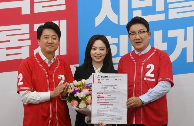 13일 오전 서울 여의도 국회에서 국민의힘 중앙선거대책위원회 회의에 앞서 열린 당구선수 차유람 입당 환영식에서 이준석 대표(왼쪽)와 권성동 원내대표(오른쪽)가 차유람 선수(가운데)와 포즈를 취하고 있다. / 사진=연합뉴스