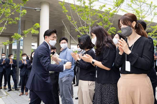 노형욱 국토교통부 장관이 13일 이임식 후 직원들의 배웅을 받으며 청사를 떠나고 있다. 국토교통부 제공